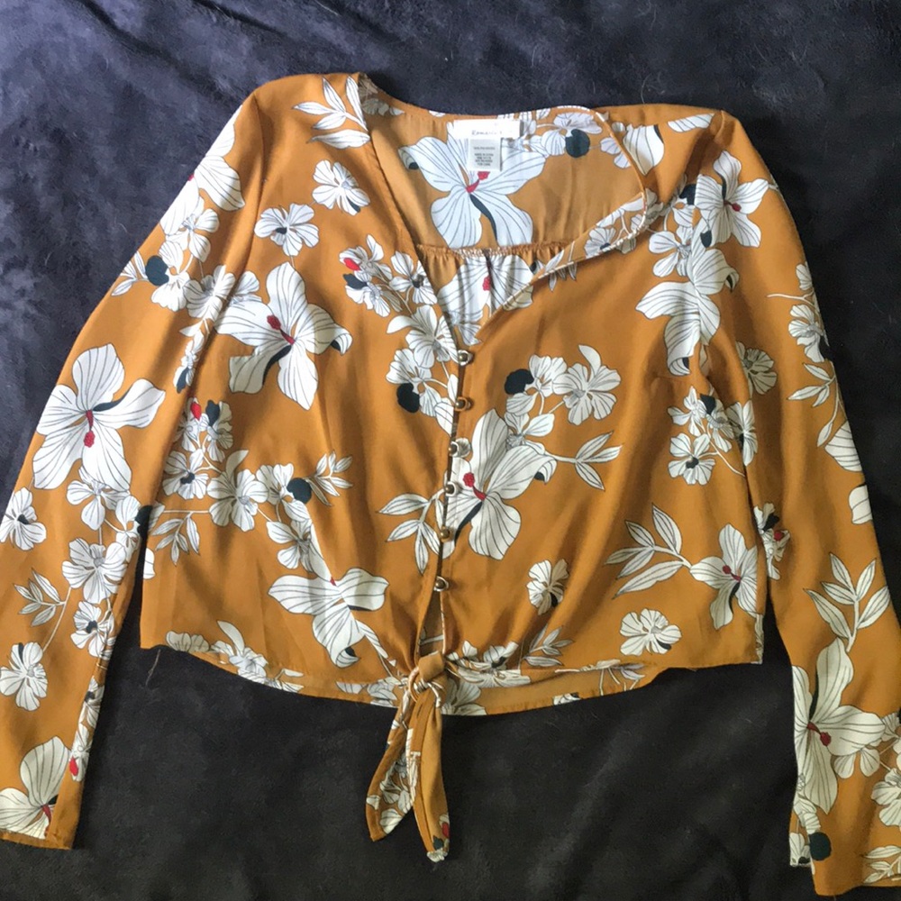 Cute floral top!